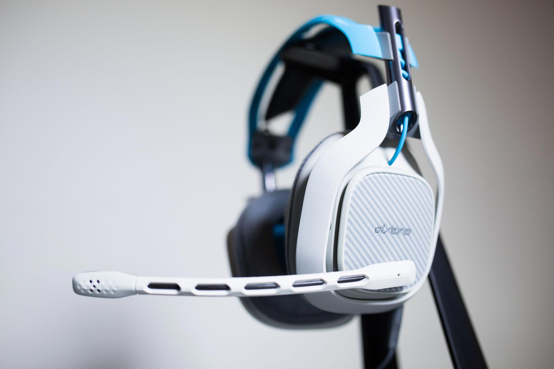 APOGEE GROOVE IMPROVES HEADPHONE AUDIO FOR A PRICE