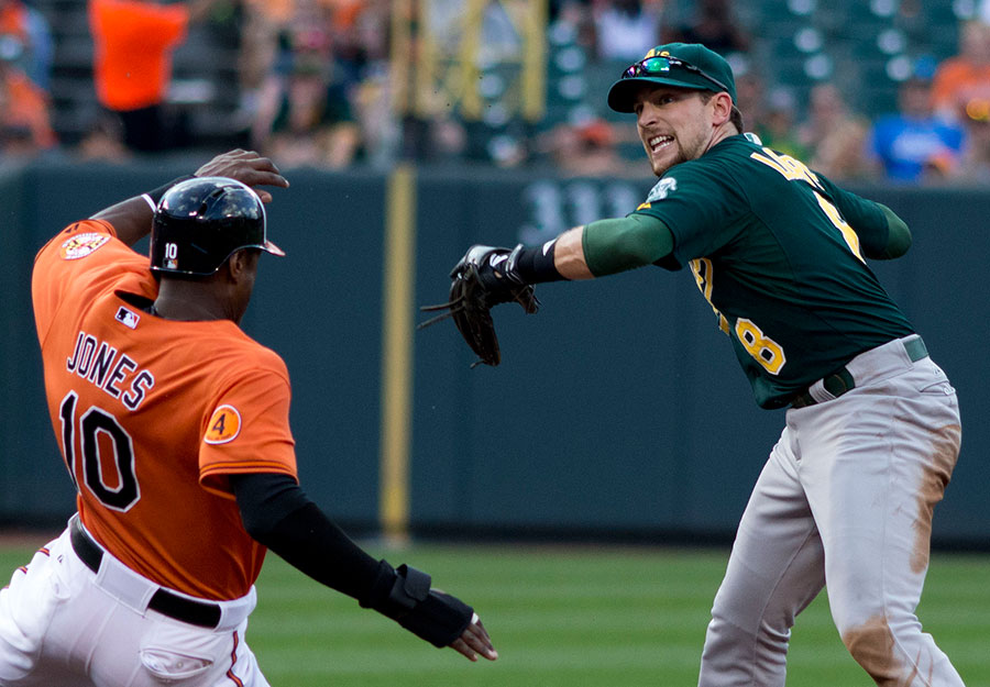 HONKBALLER WERPT PELOTON UIT DE TOUR DE FRANCE